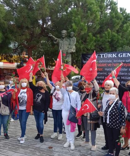 Binlerce kişi Cumhuriyet Meydanı'nda