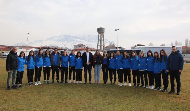 Eşbaşkan Şedal ve Zeydan kadın futbol takımıyla bir araya geldi