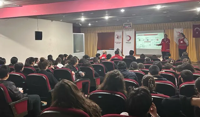 Türk Kızılay Karabağlar'da 120 öğrencinin yüzünü güldürdü