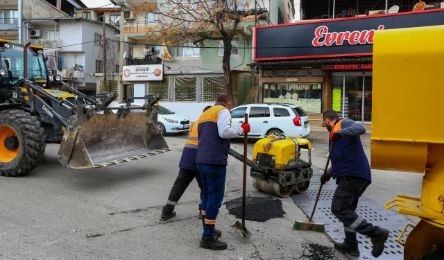 İzmir Karabağlar’da yolları asfalt yama robotu onarıyor