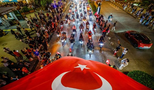 Yenişehir Belediyesi araçlı kortejle 23 Nisan coşkusunu kente yaydı 
