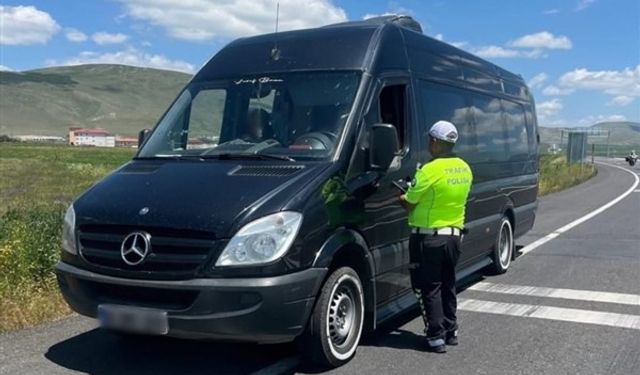 Ardahan’da TIR ve tur araçlarına yönelik denetim gerçekleştirildi