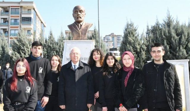 İzmir Karabağlar, İstiklal Marşı'nın 101. yılını kutladı