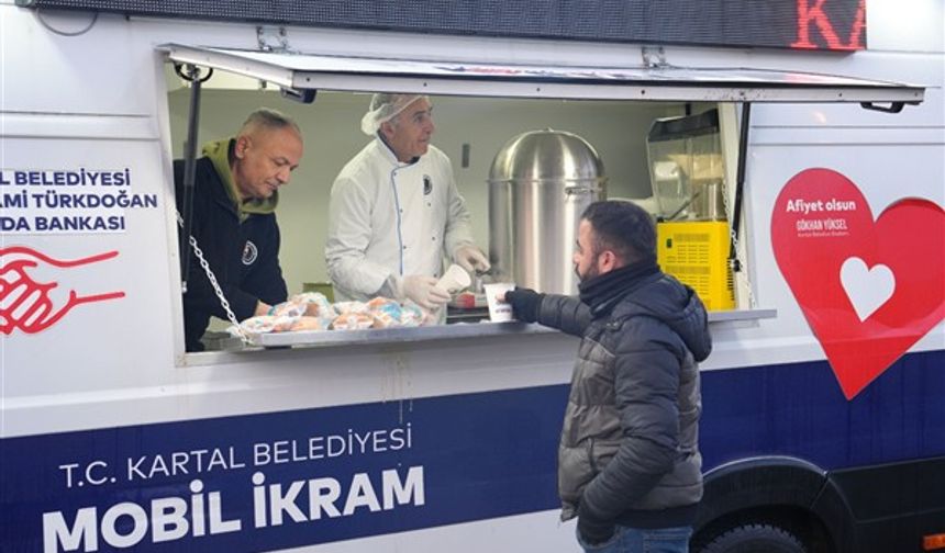 Kartal'da mobil ikram araçları ile sıcak çorba ve çay ikramı gerçekleştiriliyor