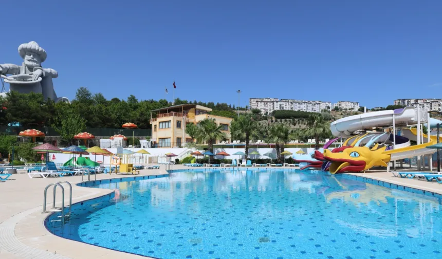 İzmir Karabağlar’da Aqua Yaşam yüzme havuzu yeni sezonunu açtı