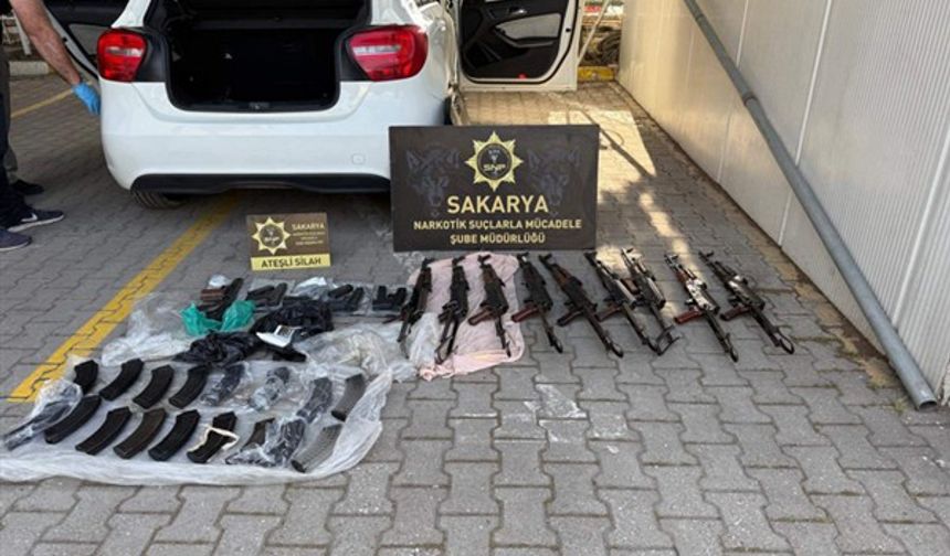 Sakarya’da durdurulan araçta 9 kaleşnikof tüfek ele geçirildi