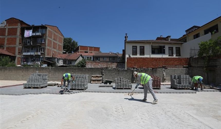 İnegöl Belediyesi, Hamidiye Mahallesi'nde 21 araçlık ücretsiz otopark çalışmasını başlattı