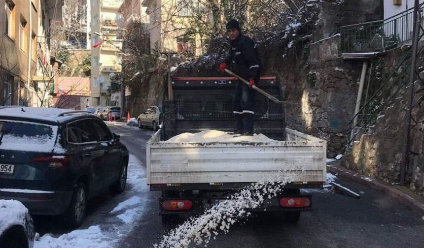 İzmit Belediyesi karla mücadelede, tuzlama çalışmalarını aralıksız sürdürüyor