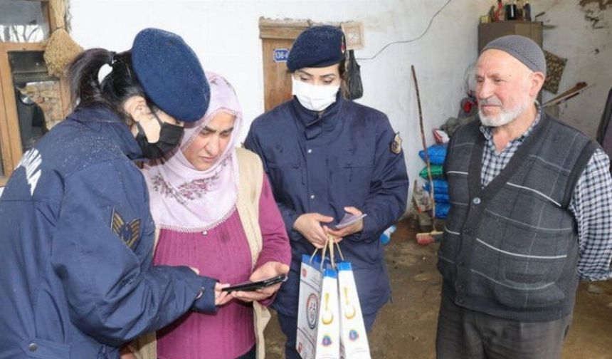 Yozgat'ta kadın astsubaylar çalmadık kapı bırakmıyor